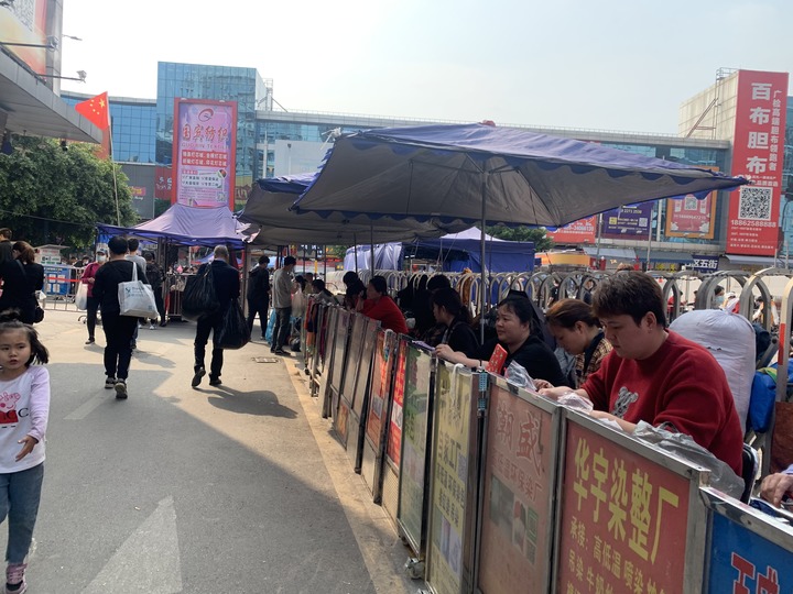 CQ9电子 CQ9传奇电子新华全媒+ 广东就业市场新景：服装厂老板排队等着被“挑”有零工月入上万(图4)