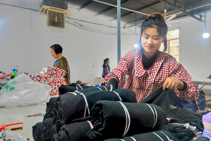 亳州谯CQ9电子 CQ9传奇电子城区：返乡建起服装厂群众就业有保障(图2)