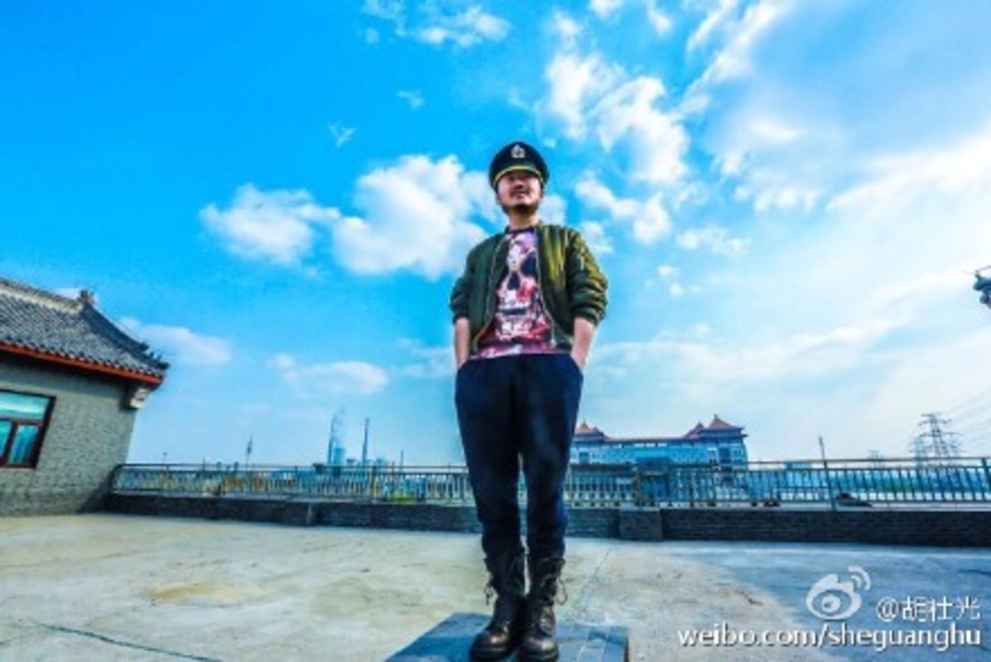 CQ9电子 CQ9传奇电子他就是那个席卷网络的“花棉袄”幕后推手设计师胡社光