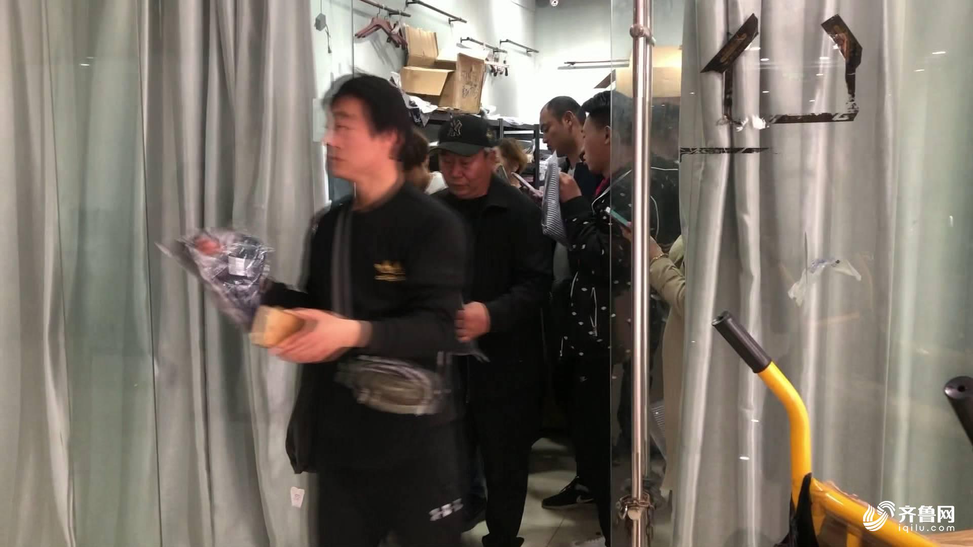 CQ9电子 CQ9传奇电子问政山东丨即墨服装市场千元名牌衣服只卖几十元！附近村子200多个加工点偷着做(图2)