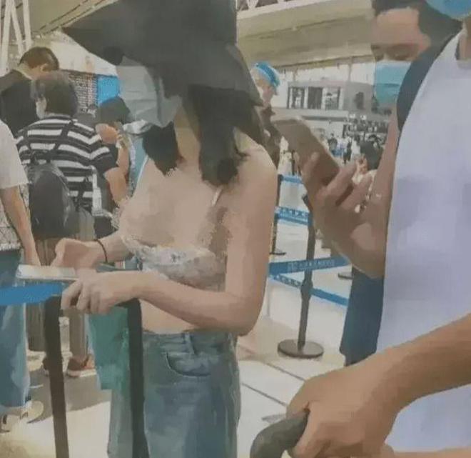 太诱人CQ9电子 CQ9传奇电子！隐私部位若隐若现公共场所穿这样男人直呼受不了？