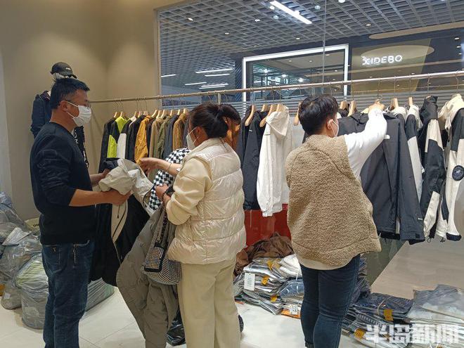半岛调查丨买买买！一天走量CQ9电子 CQ9传奇电子上千件样衣都来不及挂……即墨服装市场重新拥抱春天(图7)