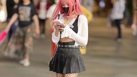 穿jk趴桌子上的照片 jk服装白CQ9电子 CQ9传奇电子丝图片(图2)