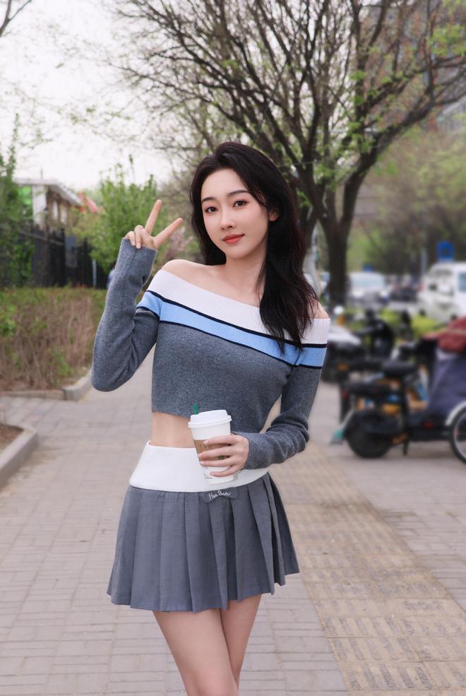 宣璐街拍组图JK裙青CQ9电子 CQ9传奇电子春迷人仙女裙浪漫甜美(图2)