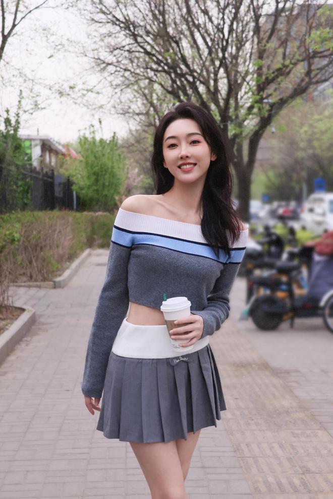 宣璐街拍组图JK裙青CQ9电子 CQ9传奇电子春迷人仙女裙浪漫甜美(图3)