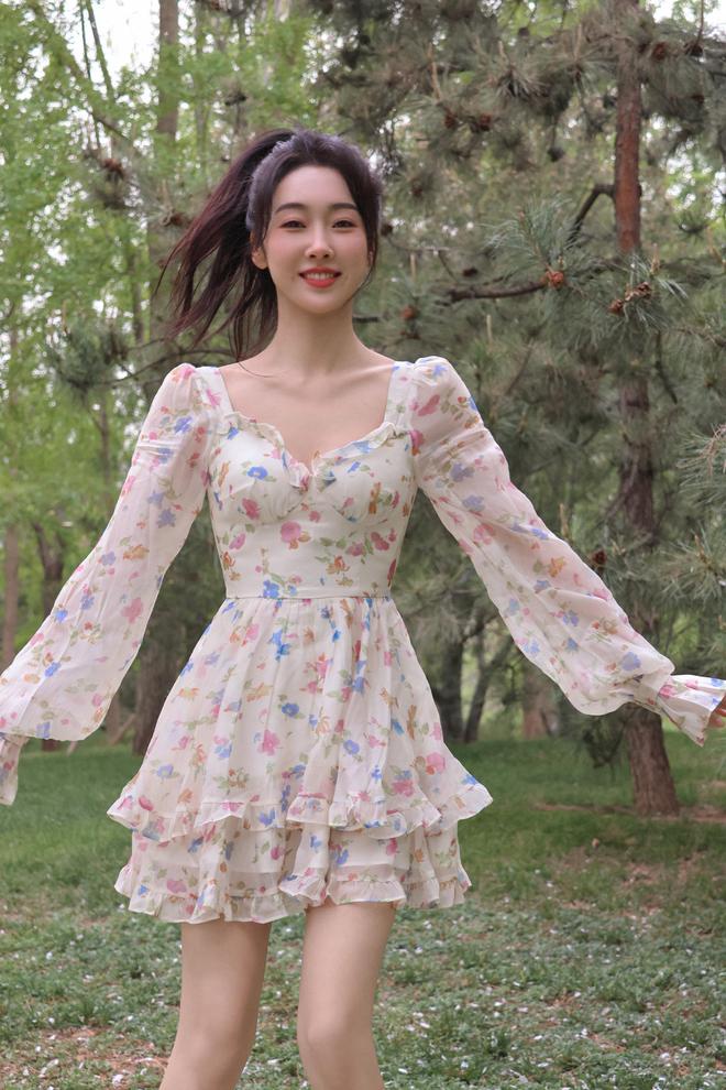 宣璐街拍组图JK裙青CQ9电子 CQ9传奇电子春迷人仙女裙浪漫甜美(图6)