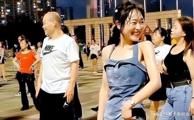CQ9电子 CQ9传奇电子纪实：广东一女子穿紧身裙跳广场舞摇头晃脑成为一道亮丽风景
