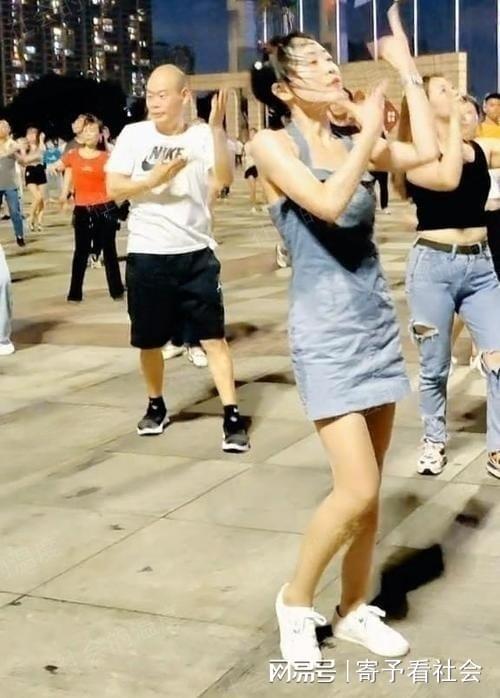 CQ9电子 CQ9传奇电子纪实：广东一女子穿紧身裙跳广场舞摇头晃脑成为一道亮丽风景(图3)