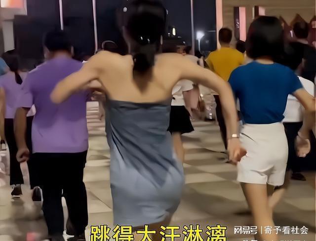 CQ9电子 CQ9传奇电子纪实：广东一女子穿紧身裙跳广场舞摇头晃脑成为一道亮丽风景(图4)