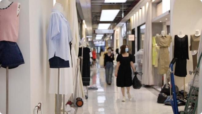 CQ9电子 CQ9传奇电子身处电商之城一家服装批发市场的坚守与转变