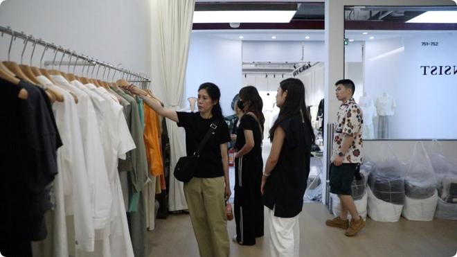 CQ9电子 CQ9传奇电子身处电商之城一家服装批发市场的坚守与转变(图3)