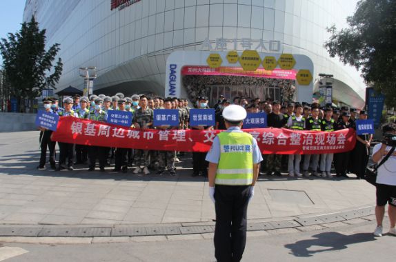 CQ9电子 CQ9传奇电子秋季服装进货高峰到来交警强势出击迅速整治批发市场周边交通
