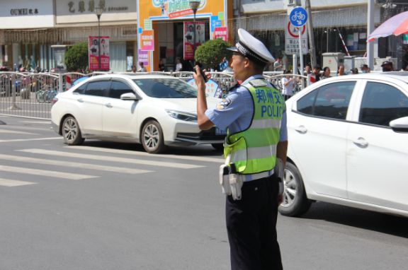CQ9电子 CQ9传奇电子秋季服装进货高峰到来交警强势出击迅速整治批发市场周边交通(图2)