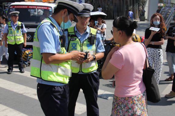 CQ9电子 CQ9传奇电子秋季服装进货高峰到来交警强势出击迅速整治批发市场周边交通(图4)