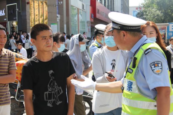 CQ9电子 CQ9传奇电子秋季服装进货高峰到来交警强势出击迅速整治批发市场周边交通(图3)
