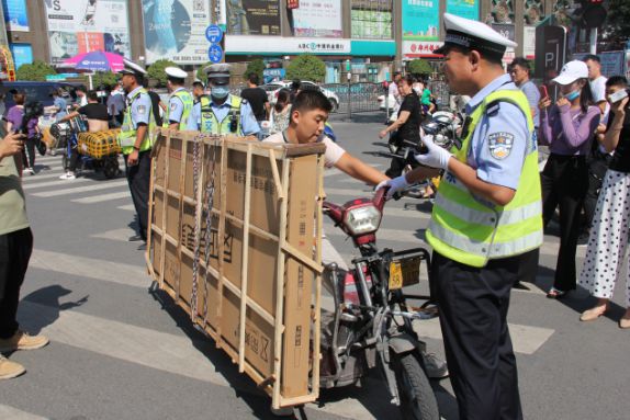 CQ9电子 CQ9传奇电子秋季服装进货高峰到来交警强势出击迅速整治批发市场周边交通(图5)