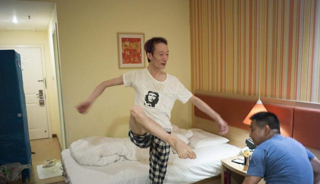 男版杨丽萍：CQ9电子 CQ9传奇电子除了跳舞连衣服都不会洗年入百万却无人敢嫁(图2)
