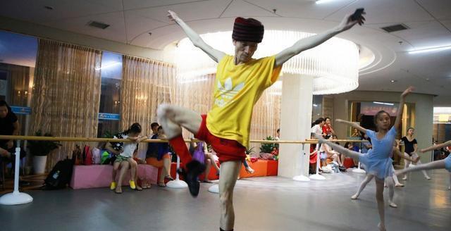 男版杨丽萍：CQ9电子 CQ9传奇电子除了跳舞连衣服都不会洗年入百万却无人敢嫁