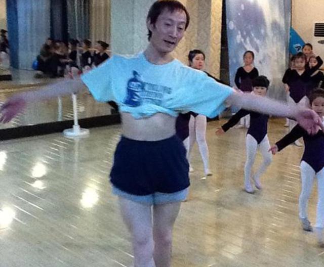 男版杨丽萍：CQ9电子 CQ9传奇电子除了跳舞连衣服都不会洗年入百万却无人敢嫁(图3)