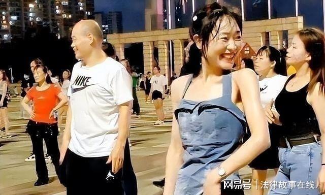 回顾：广东一女CQ9电子 CQ9传奇电子子跳广场舞跳得大汗淋漓引争议裙子都被打湿了