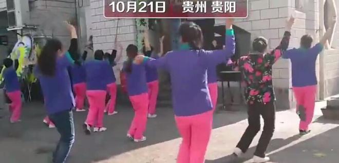 CQ9电子 CQ9传奇电子贵州一群大妈在灵堂前跳广场舞穿着统一蓝衣红裤曲风非常欢快(图3)