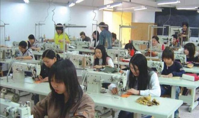 服装厂就像围城围城里的人想CQ9电子 CQ9传奇电子出来外的人想进去(图3)