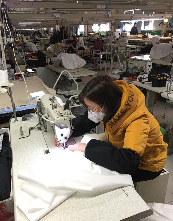 CQ9电子 CQ9传奇电子四川一服装厂变“防护服”加工厂 全厂女工紧急复工只为“新产品”