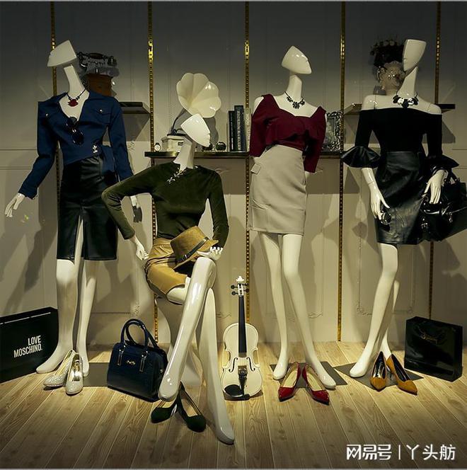 女装店壮硕女模特走红网络小肚腩、拜拜肉：这才是CQ9电子 CQ9传奇电子真实的模样(图2)