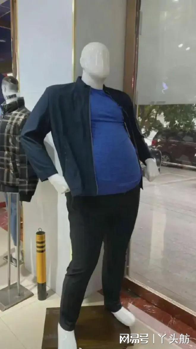 女装店壮硕女模特走红网络小肚腩、拜拜肉：这才是CQ9电子 CQ9传奇电子真实的模样(图3)