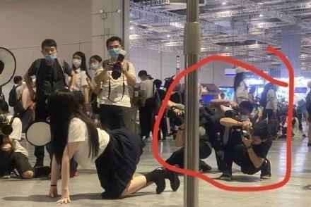 上海漫展JK少女上热搜少女动作是否CQ9电子 CQ9传奇电子雅观成讨论焦点(图4)