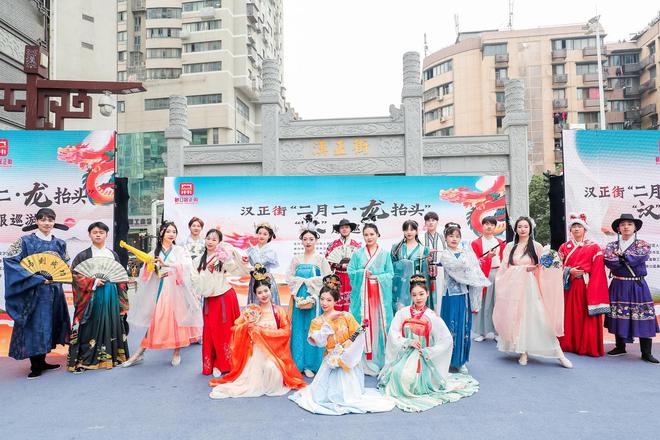 CQ9电子 CQ9传奇电子时尚汉正街新春新气象 汉派原创新品集中亮相(图5)