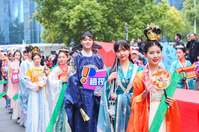 CQ9电子 CQ9传奇电子时尚汉正街新春新气象 汉派原创新品集中亮相(图4)