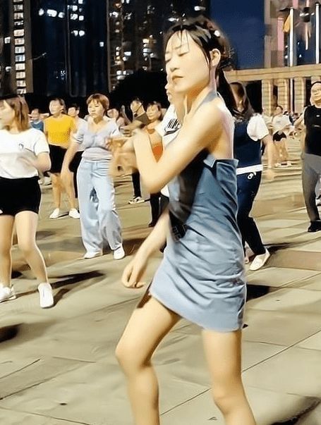 CQ9电子 CQ9传奇电子女子穿紧身裙跳舞结果全湿了太丢人了下次别这么穿了(图2)
