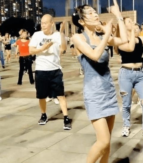 CQ9电子 CQ9传奇电子女子穿紧身裙跳舞结果全湿了太丢人了下次别这么穿了(图3)