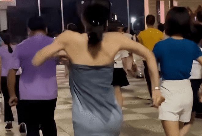 CQ9电子 CQ9传奇电子女子穿紧身裙跳舞结果全湿了太丢人了下次别这么穿了