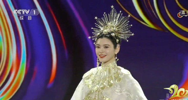 春晚时装走秀《CQ9电子 CQ9传奇电子山水霓裳》舞台特效像网游何穗礼服重80斤(图3)