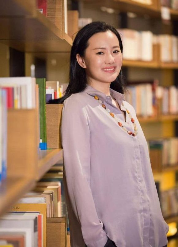 中年女人怎么穿？掌CQ9电子 CQ9传奇电子握这几个搭配技巧时尚减龄不显老(图3)