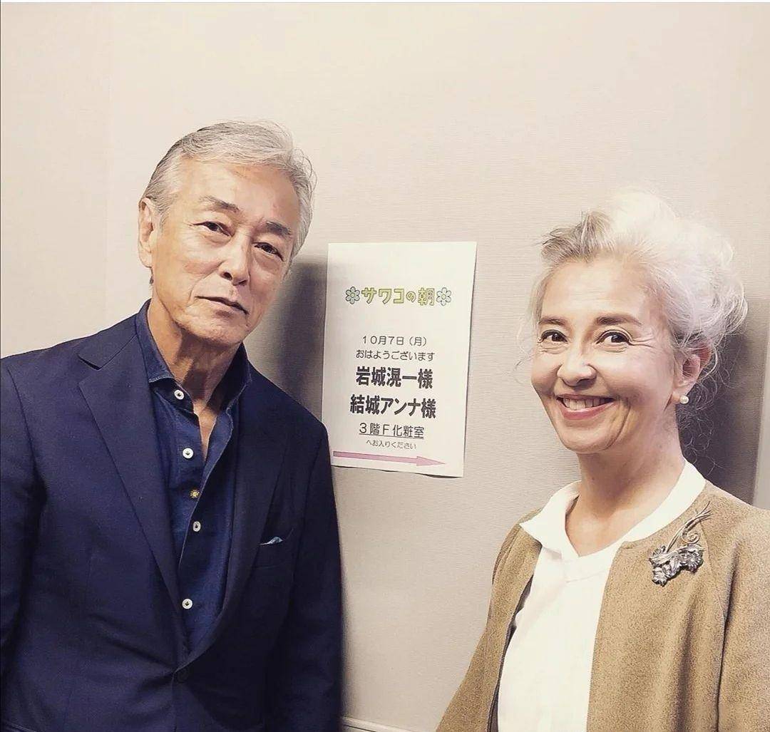 CQ9电子 CQ9传奇电子70岁的国外奶奶好时髦穿衣简单高贵有气质满头白发不失时髦感(图3)