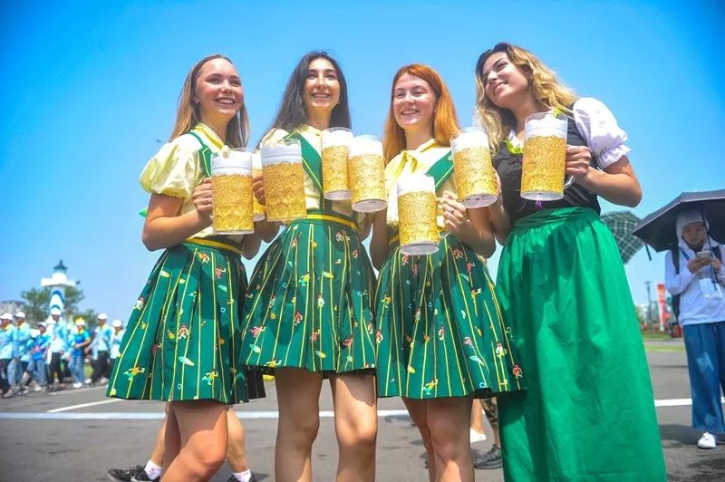 CQ9电子 CQ9传奇电子惊艳！9款啤酒女郎服装亮相 啤酒节有了7大类节服(图5)