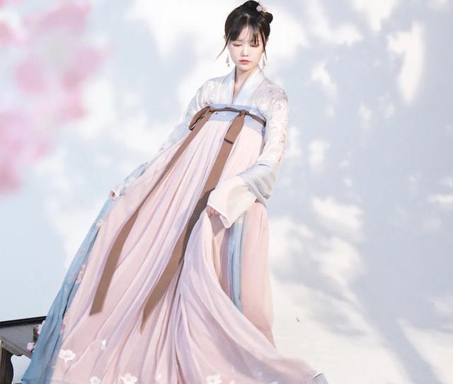 CQ9电子 CQ9传奇电子女子汉服的四个种类：明制汉服端庄儒雅曲裾典雅大气你爱哪种(图3)
