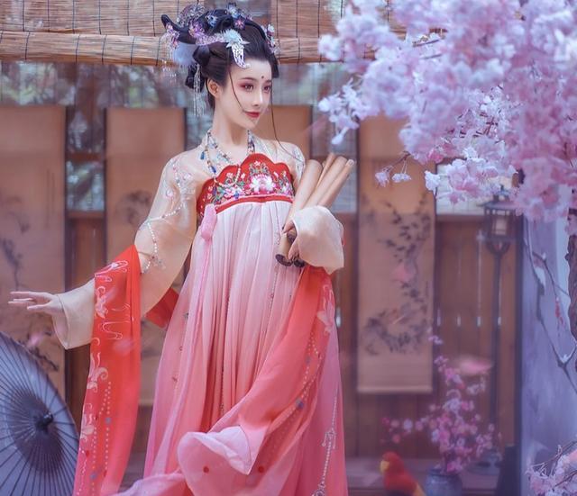 CQ9电子 CQ9传奇电子女子汉服的四个种类：明制汉服端庄儒雅曲裾典雅大气你爱哪种(图4)