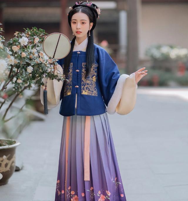 CQ9电子 CQ9传奇电子女子汉服的四个种类：明制汉服端庄儒雅曲裾典雅大气你爱哪种(图9)