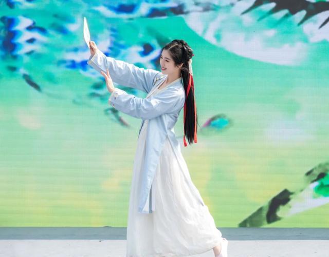 CQ9电子 CQ9传奇电子女子汉服的四个种类：明制汉服端庄儒雅曲裾典雅大气你爱哪种(图8)