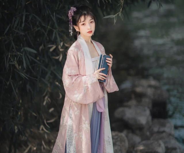 CQ9电子 CQ9传奇电子女子汉服的四个种类：明制汉服端庄儒雅曲裾典雅大气你爱哪种(图7)