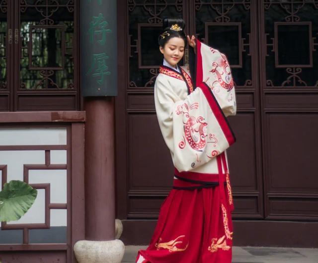 CQ9电子 CQ9传奇电子女子汉服的四个种类：明制汉服端庄儒雅曲裾典雅大气你爱哪种(图6)