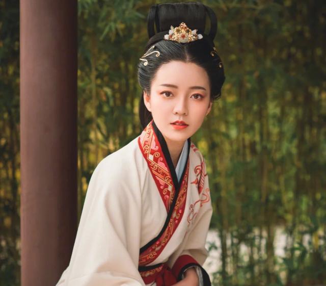 CQ9电子 CQ9传奇电子女子汉服的四个种类：明制汉服端庄儒雅曲裾典雅大气你爱哪种(图5)