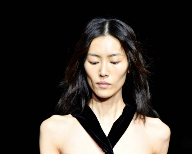 CQ9电子 CQ9传奇电子真空走秀、全程捂胸反人类的服装设计要回归原始社会？(图10)