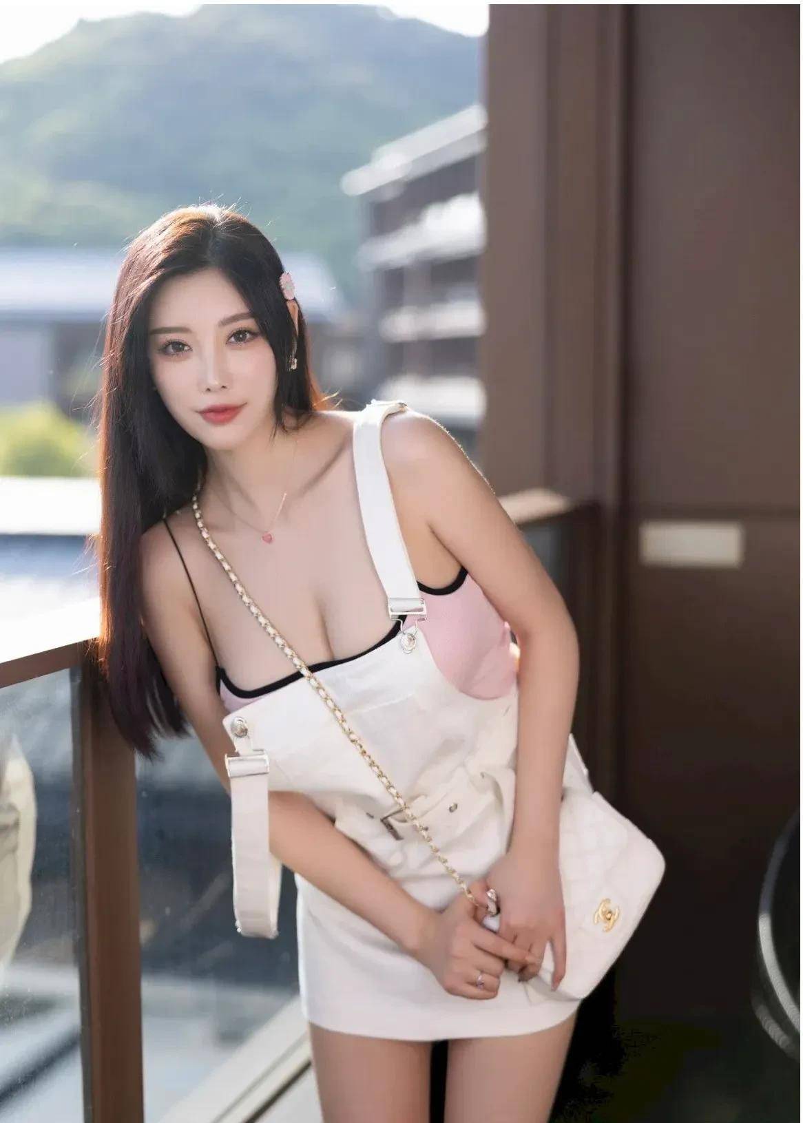 CQ9电子 CQ9传奇电子杨晨晨身穿白色抹胸短裙天使容颜丰满身材新生代顶级模特(图3)