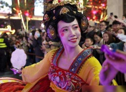 不倒翁小姐姐换CQ9电子 CQ9传奇电子新职业新服饰站在梦寐以求的舞台上跳舞！