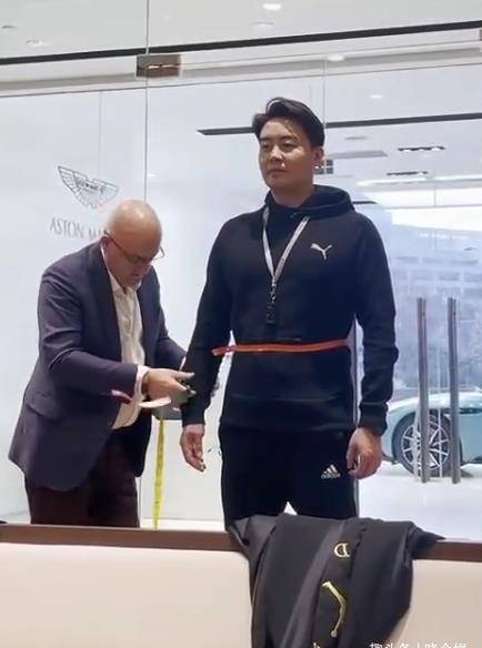 CQ9电子 CQ9传奇电子张英席：到“私人定制”门店量体裁衣新年过去一个月才做新衣服(图4)